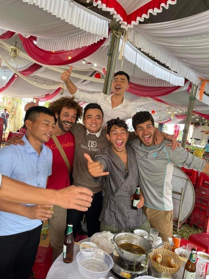Nhiều người dù không quen nhưng trước sự thân thiện của anh chàng, ai cũng thoải mái, xem anh như người thân trong nhà. Ảnh: Quảng trị 24h