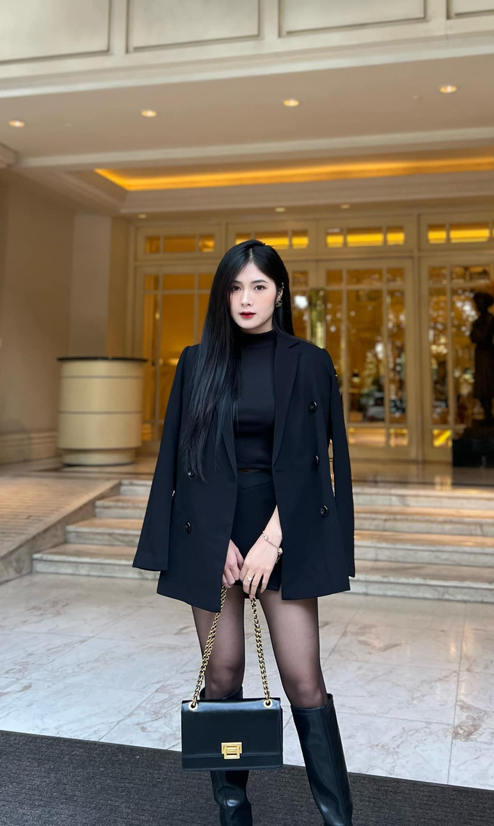 Bỏ qua những áp lực tiêu cực từ cư dân mạng, Quỳnh Alee đã mạnh mẽ trả lời: "Không biết mọi người suy nghĩ gì, nhưng mình cho rằng vòng một của mình là lợi thế, nhất là khi mặc quần áo. Mình thích diện những bộ quần áo mà mình cảm thấy đẹp và tự tin nhất".