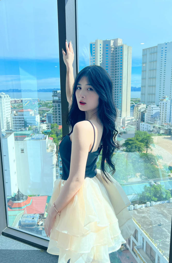 Quỳnh Alee là nữ streamer thế hệ mới đang đón nhận nhiều sự chú ý từ cộng đồng mạng vì sở hữu gương mặt dễ thương, thân hình bốc lửa.