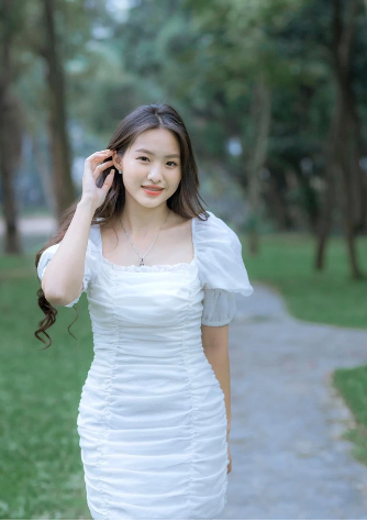Con gái Kim Huệ ngay lập tức được chú ý với vẻ ngoài xinh xắn, trong trẻo, làn da trắng không tì vết.