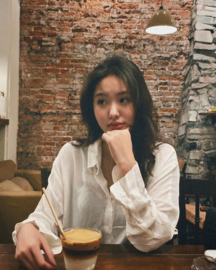 Huệ Anh sở hữu các đường nét trên gương mặt hài hòa với nước da trắng cùng nụ cười tươi tắn, rạng rỡ.