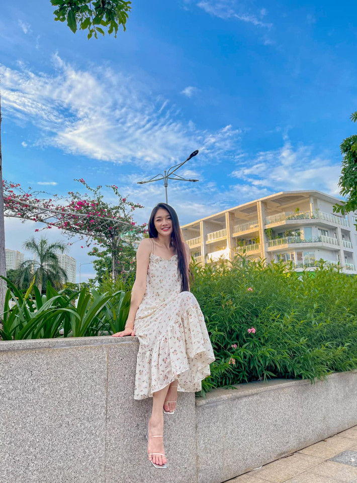 Cô nàng sở hữu gu thời trang cuốn hút ngoài đời thường. Người đẹp chuộng phong cách gợi cảm và nữ tính.