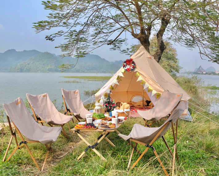 Đi chơi ở khách sạn, resort,...nhiều cũng chán, nhiều bạn trẻ cũng lựa chọn Hồ Quan Sơn thuộc huyện Mỹ Đức TP Hà Nội làm địa điểm cắm trại vào dịp cuối tuần. Hồ Quan Sơn cách thành phố HN khoảng 50km đường bằng phẳng dễ đi. Ảnh: Ngân Thương