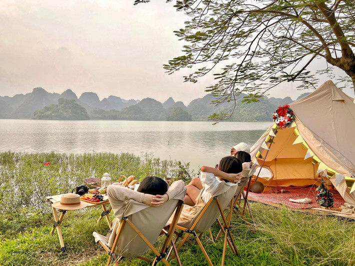 Do là một địa điểm hoàn toàn mới nên khu du lịch sinh thái hồ Quan Sơn còn khá là mới mẽ đối với nhiều du khách. Hoạt động cắm trại ở hồ Quan Sơn được khá nhiều bạn trẻ yêu thích bởi không gian mát mẻ, cảnh đẹp lại yên tỉnh nên có thể thoải mái vui chơi. Ảnh: Ngân Thương