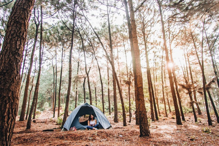 Nhắc đến địa điểm cắm trại gần Hà Nội phải kể đến Núi Hàm Lợn (Sóc Sơn - Hà Nội). Nơi đây cách trung tâm thành phố khoảng 40km. Thời gian di chuyển bằng xe máy khoảng 1 tiếng. Ảnh: Internet