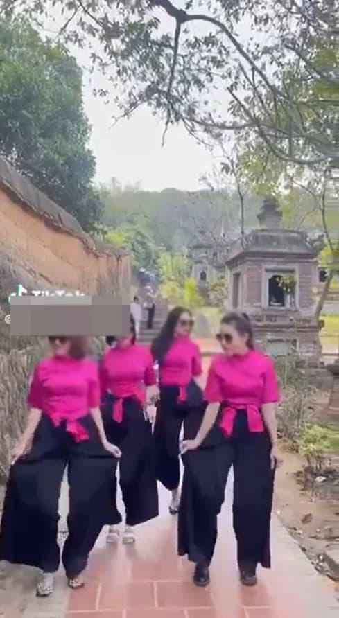 Clip ghi lại khoảnh khắc nhảy múa của 4 cô gái tại chùa đang "làm mưa làm gió" mạng xã hội TikTok, Facebook. Đa số bình luận đều lên án chỉ trích 4 nữ nhân này vì nhảy nhót phản cảm tại nơi linh thiêng.