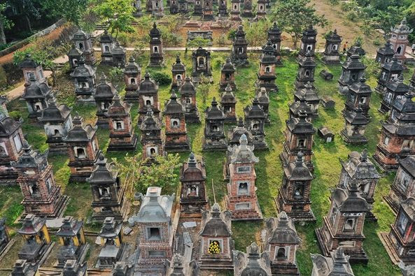 Với khoảng 100 ngôi tháp, vườn tháp chùa Bổ Đà được đánh giá là đẹp và lớn nhất trong số những ngôi cổ tự ở Việt Nam. Đây là nơi yên nghỉ của hơn 1.000 vị cao tăng đã từng tu hành tại chùa qua các thời kỳ lịch sử.