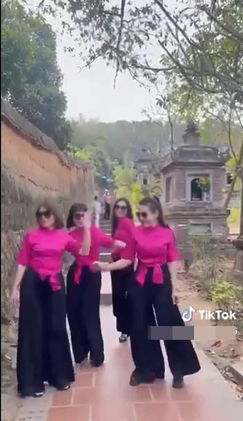 Ai cũng thừa hiểu rằng đi đến những nơi những nơi linh thiêng thì phải ăn mặc giản dị, kín đáo, cử chỉ phản duyên dáng, nhẹ nhàng, không khó hiểu khi hành động của 4 cô gái lại nhận về nhiều "gạch đá" đến thế.