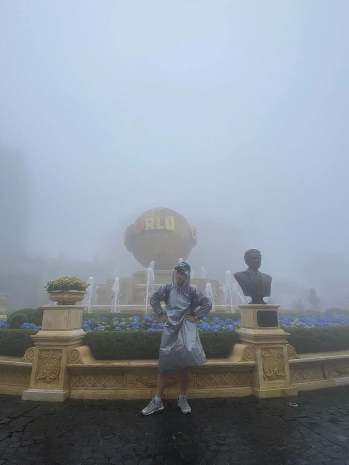 Do địa thế nên điểm du lịch Đà Nẵng này thường xuyên không tránh khỏi thời tiết mây mù hoặc mưa, cũng vì lý do đó mà du khách không ít lần gặp tình trạng "dở khóc dở cười".