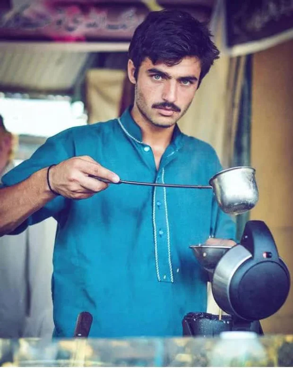 Vào năm 2016, trai đẹp Arshad Khan làm nghề pha chế trà trên đường phố thủ đô Islamabad (Pakistan) đã bất ngờ trở nên nổi tiếng sau bức ảnh được một người lạ chụp.