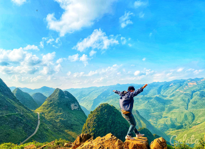 Muốn check-in mỏm đá tử thần Hà Giang này, du khách cần phải có một tinh thần thép, không sợ độ cao. Song khi ngồi được ở mỏm đá này, bạn có thể thu trọn tầm mắt cảnh đẹp tuyệt mỹ của Hà Giang. Ảnh: Linh Hải Dương