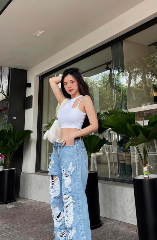 Không chỉ thế, người đẹp 8x còn zoom cận nhan sắc và vòng 2 của mình nhằm đưa ra bằng chứng phủ nhận thông tin.