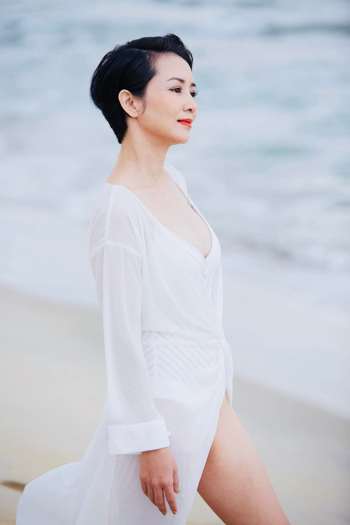 Nguyễn Thúy Hiền vẫn được khen trẻ trung, xinh đẹp. Ngoài gương mặt, cô còn có vóc dáng thon gọn.
