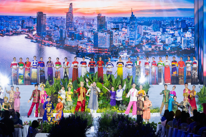Mới đây những hình ảnh trong đêm khai mạc Lễ hội Áo dài TPHCM 2023 nhanh chóng thu hút sự chú ý của cư dân mạng, đặc biệt là các bạn trẻ. Điểm nhấn của lễ hội là BST áo dài của NTK Đỗ Trịnh Hoài Nam nhằm quảng du lịch trên sông Sài Gòn đến với đông đảo bạn bè trong nước và quốc tế.
