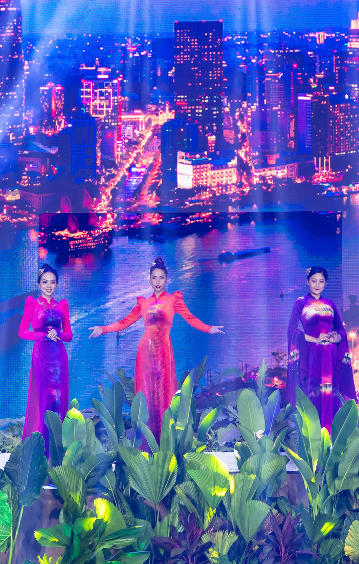 BST Áo dài lấy cảm hứng từ hình ảnh lung linh, hiện đại, hùng vĩ của thành phố bên sông Sài Gòn và hình ảnh của hoa sen - loài hoa thể hiện nét truyền thống của thành phố Sài Gòn nhưng được làm mới với gam màu rực rỡ, năng động, tươi trẻ.