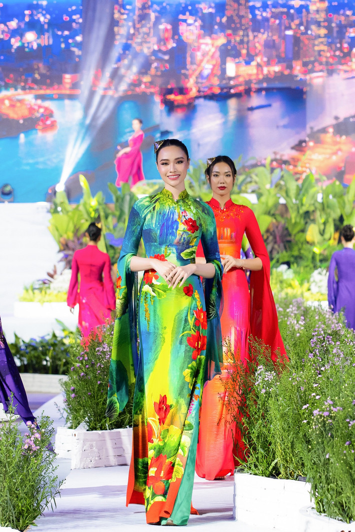 Được biết, tham gia Lễ hội áo dài TPHCM năm nay, bên cạnh vai trò nhà thiết kế, Đỗ Trịnh Hoài Nam còn đảm nhận trọng trách làm Đại sứ thúc đẩy quảng bá áo dài và du lịch TPHCM ra thế giới.