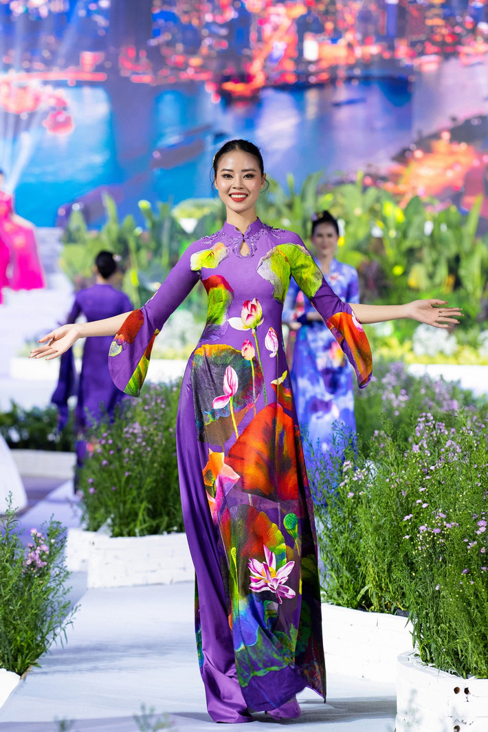 BST được thực hiện với những kỹ thuật thêu tay và đính kết thủ công cầu kỳ, tinh xảo của hàng trăm nghệ nhân đến từ các làng nghề thêu may truyền thống tại Thường Tín, Hà Nội trong hàng ngàn giờ lao động thủ công.