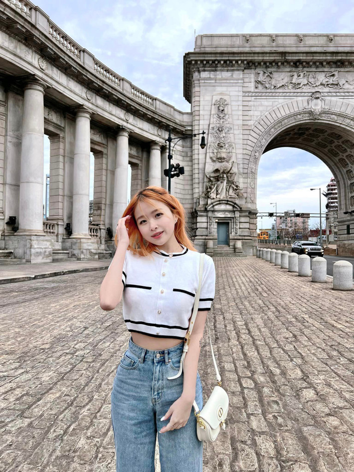 Chao đang theo học tại Đại học New York (Mỹ) - ngôi trường nổi tiếng hàng đầu nước Mỹ với học phí hàng tháng lên tới 190 triệu đồng.