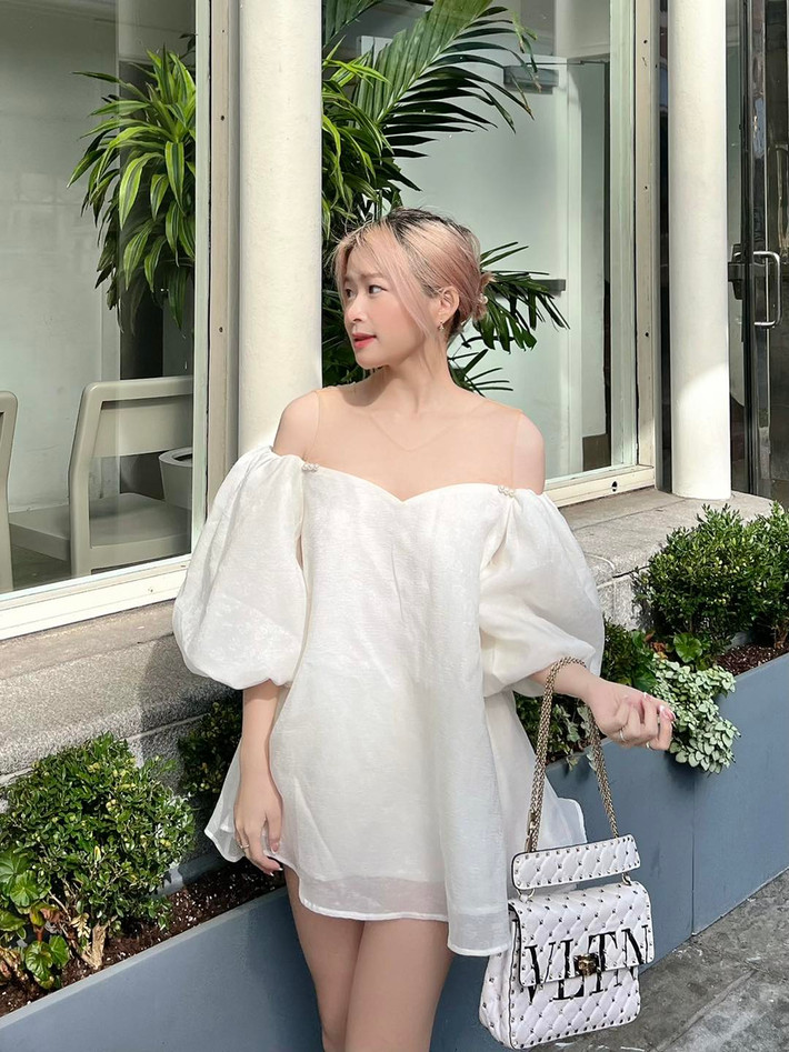 Hot girl sinh năm 2003 cho biết, một tháng ở New York cô tiêu hết khá nhiều tiền. Trung bình một tháng Chao tiêu hết khoảng 17.500 USD (tương đương 417 triệu đồng).