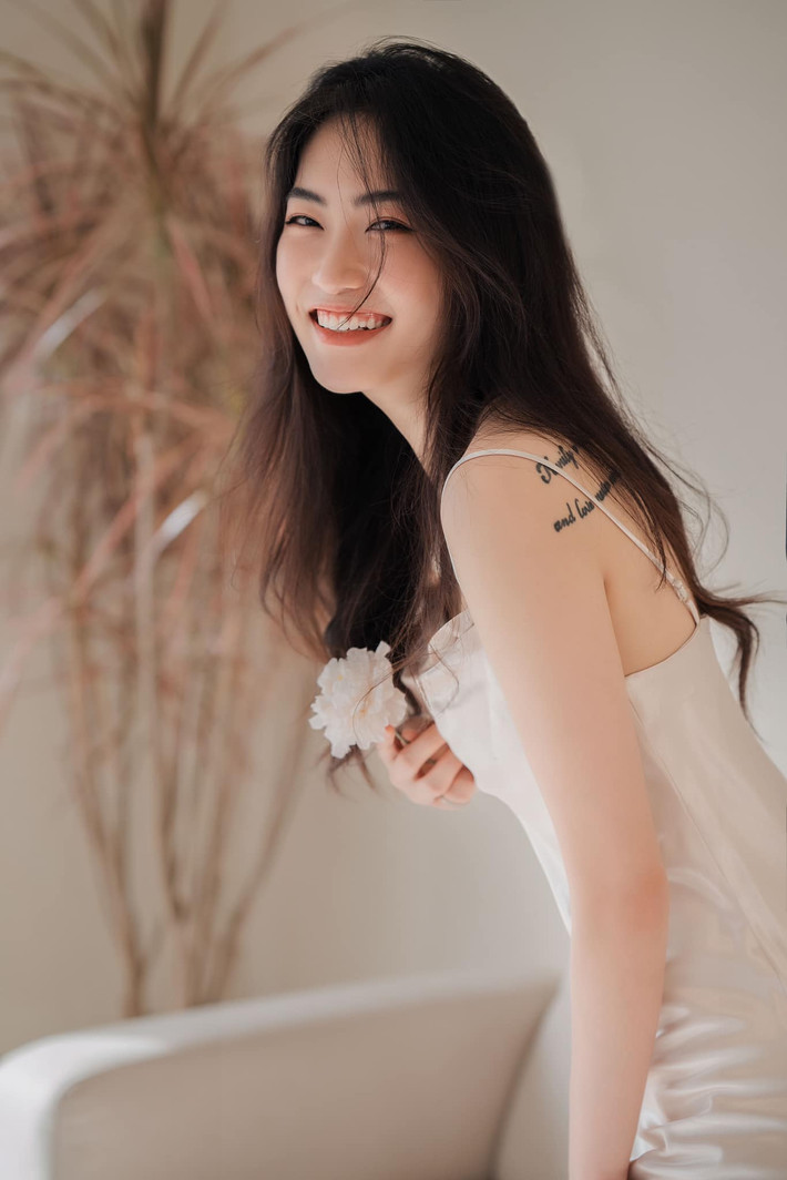Nếu khi thi đấu cô mang hình ảnh mạnh mẽ, quyết tâm thì ở cuộc sống đời thường, 9X gây thương nhớ bởi vẻ đẹp nhẹ nhàng nhưng không kém phần cuốn hút.