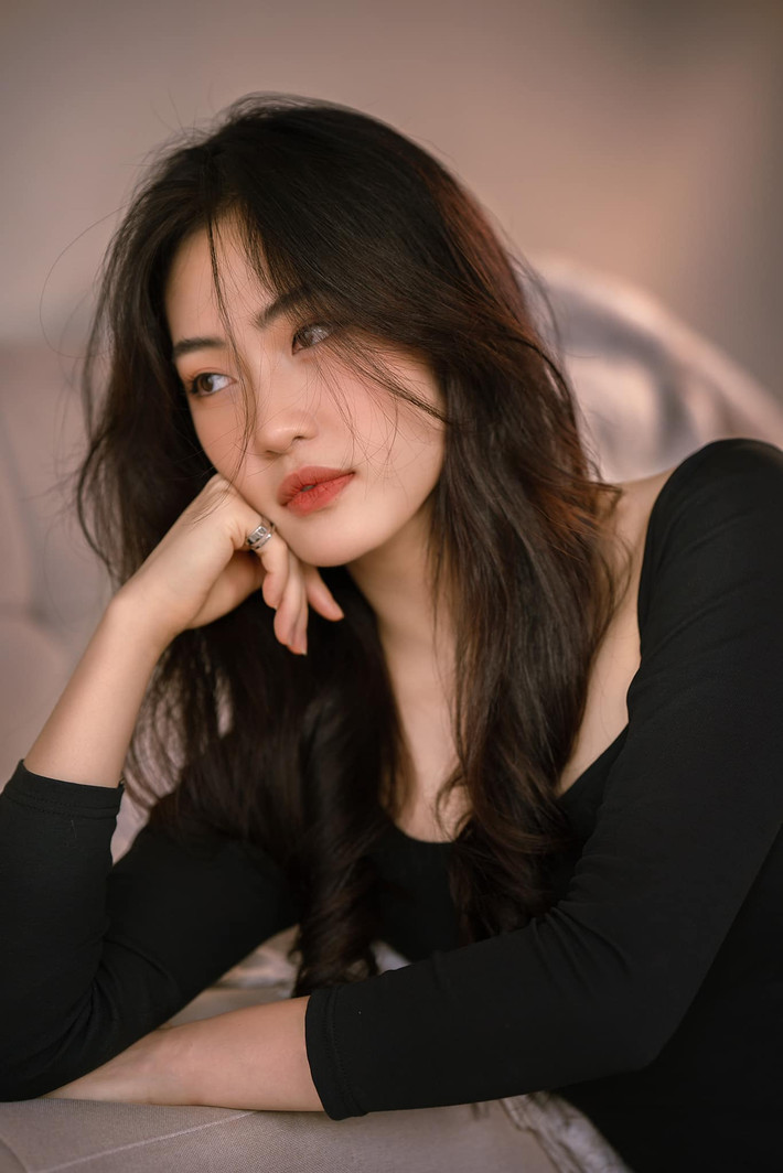 Khác với hình ảnh mạnh mẽ lúc thi đấu, VĐV bóng chuyền 9x ở đời thường lại mang vẻ nhẹ nhàng, thuần khiết khiến bao người mê đắm.
