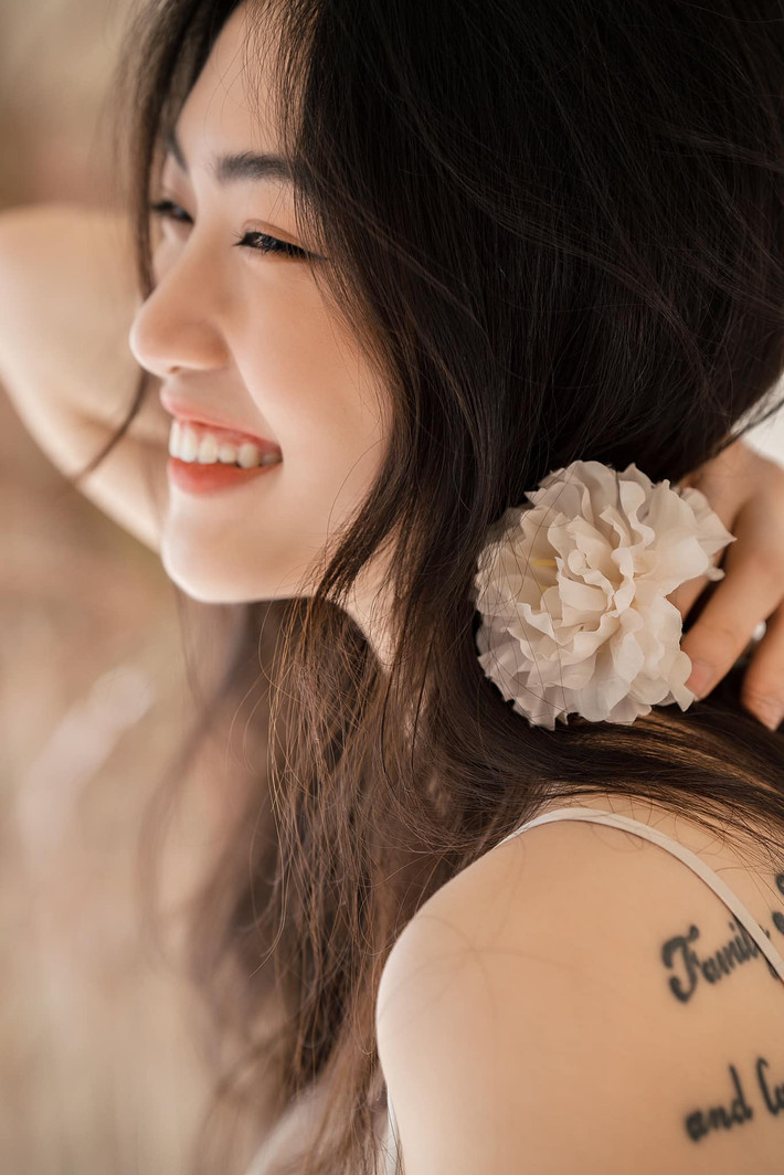 Đặc biệt, ánh mắt và nụ cười của cô gái này còn được dân tình đánh giá rất cao.