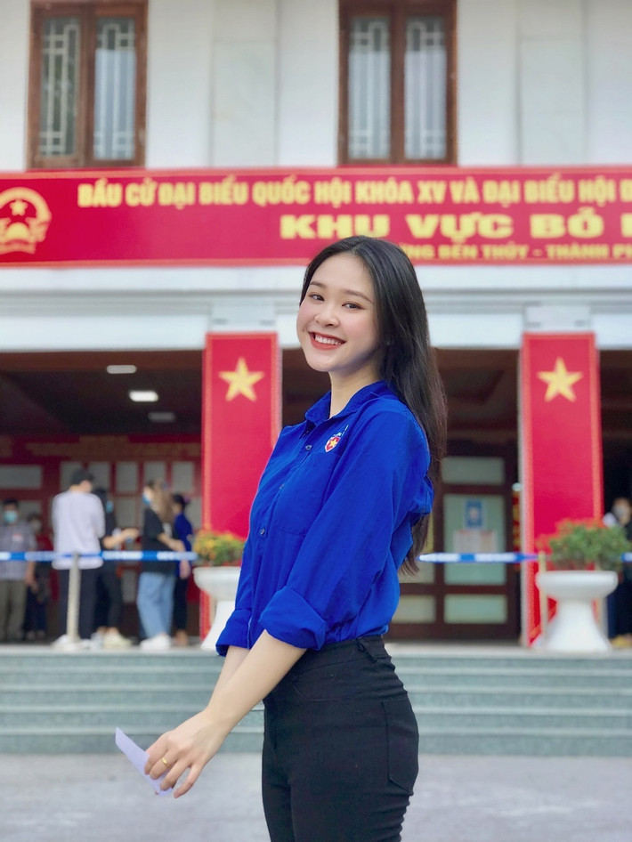 Trước đó khoảnh khắc 1 nữ sinh với gương mặt xinh xắn, mặc áo Đoàn đi bầu cử từ rất sớm cũng thu hút sự chú ý.