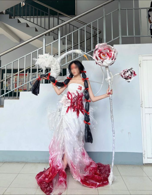 Nếu không nói đây là trang phục làm từ nguyên liệu tái chế thì chắc hẳn không ai biết được bởi chúng lộng lẫy như đồ thật.