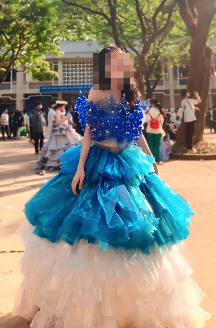 Để làm được như vậy, không thể bỏ qua sự sáng tạo của các bạn học sinh, phải tỉ mỉ, cẩn thận mới có thể đính kết được bộ trang phục chắc chắn, đẹp mắt để trình diễn trong hội thi.