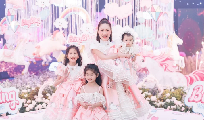Trước chia sẻ của Đoàn Di Băng, netizen nảy ra nhiều tranh cãi trái chiều, một bên đồng tình, số còn lại đưa ra ý kiến không nên chiều con quá mức, nó khiến con không có tính ỷ lại, cả đời không biết cố gắng vì "ông bà già tao lo".