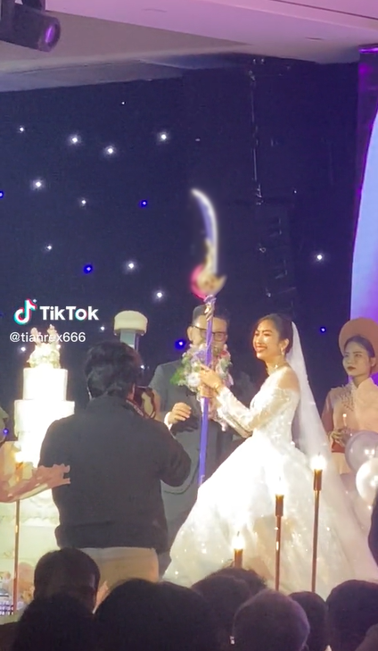 Vào ngày cưới của mình, ai cũng muốn làm một điều gì thật đặc biệt và ấn tượng. Vậy nên không ít cô dâu, chú rể đã nảy ra những ý tưởng "độc nhất vô nhị".
