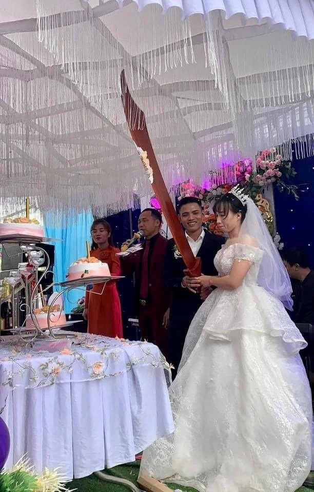 Đây chỉ là vật mô phỏng một loại vũ khí nhưng cũng đủ để quan viên hai họ trầm trồ về độ "độc lạ" và chịu chơi của chú rể.