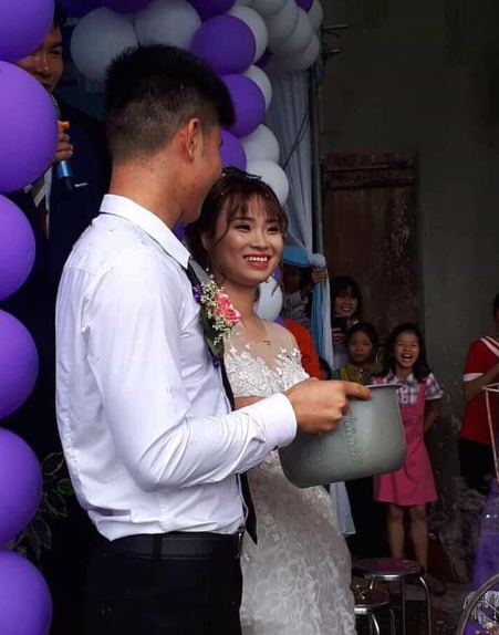 Cô dâu, chú rể ở Nghệ An uống rượu giao bôi bằng nồi cơm điện ai cũng trầm trồ, khó tin. Ảnh: Tổng hợp