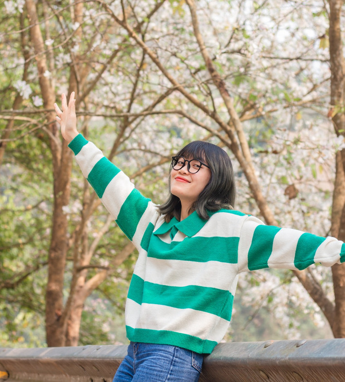 Nhiều người không khỏi thích thú và bật cười trước ý tưởng độc lạ và sáng tạo của đôi bạn trẻ này. Ảnh: Yến Lee
