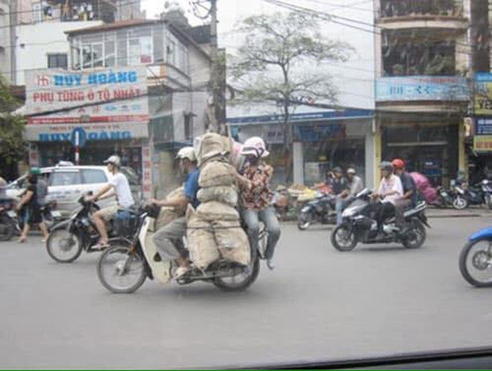 Nhiều người lên án hành động nguy hiểm, coi thường tính mạng bản thân cũng như những người cùng tham gia giao thông.