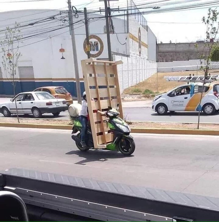 Việc ra đường gặp những cảnh tượng điều khiển xe với những món đồ cồng kềnh là điều không khó gặp tại Việt Nam. Điều này được các cư dân mạng gọi bằng cái tên hay ho đó là "làm xiếc" trên đường.