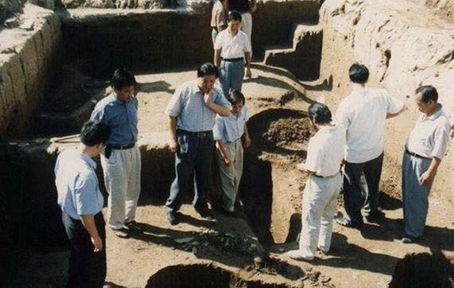 Năm 1972, các chuyên gia khảo cổ Trung Quốc phát hiện một ngôi mộ cổ ở Xích Phong, Nội Mông, bên trong có thi hài nữ mặc áo long bào đính ngọc trai quý giá. (Ảnh: Sohu)