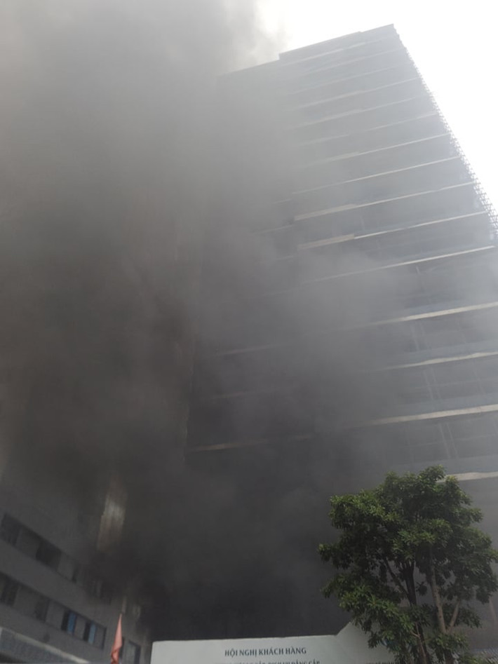 Theo thông tin ban đầu, khoảng 13h30 ngày 3/10, tại tòa chung cư QMS Tower đang xây dựng ở số 12 Tôn Thất Thuyết, quận Cầu Giấy, Hà Nội bất ngờ xảy ra cháy lớn, khói bốc ra ngùn ngụt.