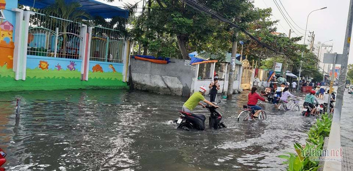 Nước ngập sâu đến nửa mét khiến việc di chuyển khó khăn, nhiều xe bị chết máy. (Ảnh: Vietnamnet)