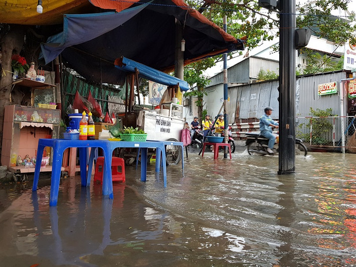 Nước ngập mênh mông trong một quán ăn tại quận 2, TP HCM. (Ảnh: Baodautu)
