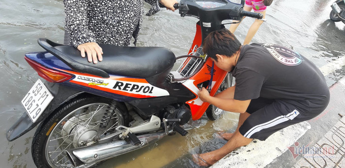 Nhiều phương tiện bị hỏng khi đi qua khu vực nước ngấp sâu. (Ảnh: Vietnamnet)