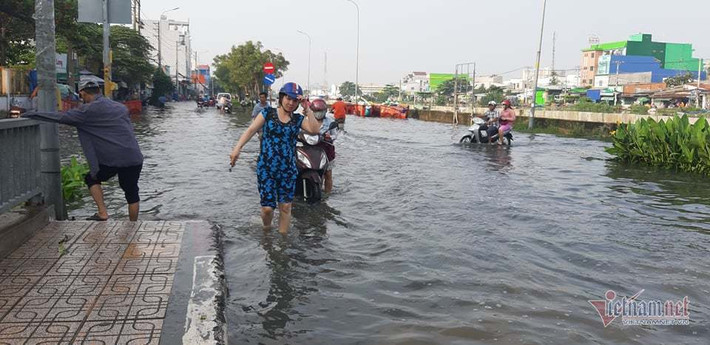 Nước tràn vào khu dân cư khiến cuộc sống sinh hoạt của người dân bị đảo lộn. (Ảnh: Vietnamnet)