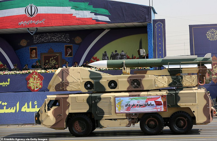 Trong cuộc duyệt binh, Iran thậm chí còn mang dàn tên lửa Khorramshahr ra "phô trương" - đây là dàn tên lửa có tầm bắn lên tới 2000 km - đủ sức tấn công mọi căn cứ chiến lược của các quốc gia đối nghịch trong khu vực. Nguồn ảnh: Dailymail.