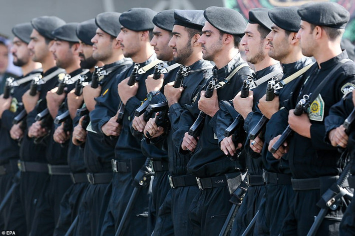 Cuối tuần vừa rồi, Quân đội Iran đã tiến hành một cuộc duyệt binh với quy mô lớn, kỷ niệm ngày bắt đầu cuộc chiến tranh Iraq - Iran - cuộc chiến tranh được Iran gọi là cuộc chiến "Vệ Quốc Thiêng Liêng". Nguồn ảnh: Dailymail.