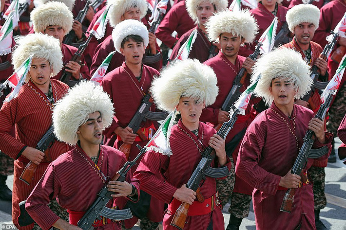Lực lượng dân quân Người Turk Basij của Iran với trang phục cực kỳ lạ mắt tham gia vào cuộc duyệt binh. Nguồn ảnh: Dailymail.