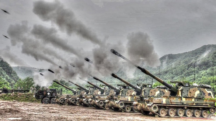 K9 Thunder là tổ hợp pháo tự hành do Hàn Quốc tự nghiên cứu và phát triển, nó có trọng lượng 47 tấn, tốc độ tối đa lên tới 65 km/h và có tầm bắn tối đa (khi sử dụng đạn tăng tầm) lên tới 40 km. Nguồn ảnh: Military.