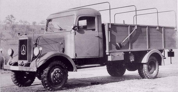 Tiếp đến là Mercedes, biểu tượng của hãng này từ Chiến tranh Thế giới thứ hai tới nay không có nhiều sự thay đổi và trong quá khứ, hãng này chuyên sản xuất các loại xe tải và xe "sang" cho sĩ quan quân đội Đức quốc xã. Nguồn ảnh: Thearchive.