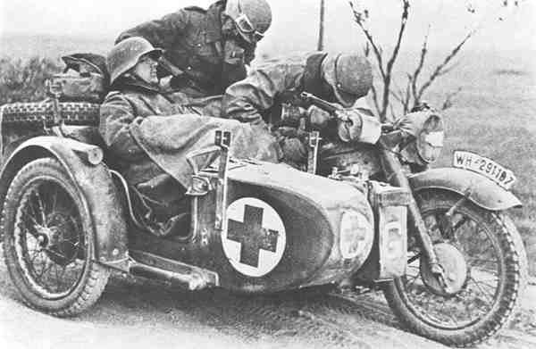 Loại xe máy được BMW sản xuất trong thời điểm này là R12 Sidecar - cho phép các đơn vị quân y, thông tin liên lạc hay hậu cần di chuyển với tốc độ cao trên chiến trường, phục vụ cho học thuyết chiến tranh chớp nhoáng của Đức. Nguồn ảnh: Thearchive.