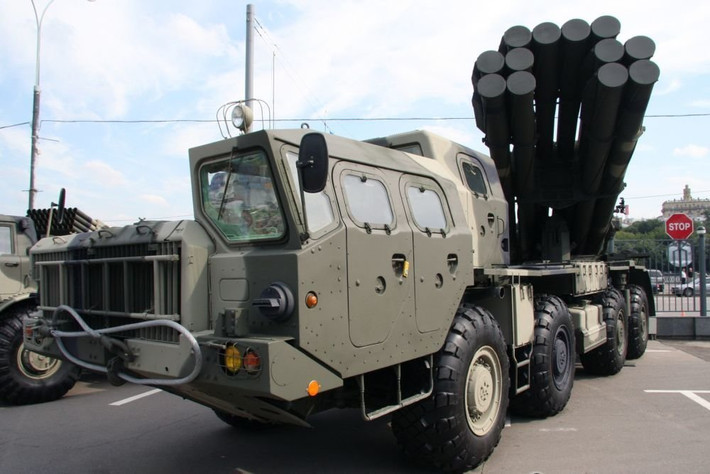 Nếu toàn bộ 20 tổ hợp pháo phản lực phóng loạt Tornado-S trong tương lai được Nga đưa hết vào trang bị cho Quân khu phía Tây thì đây rõ ràng sẽ là lời "cảnh cáo" khiến cả phương Tây phải lo sợ. Nguồn ảnh: Rumil.