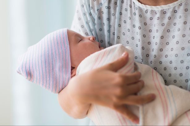 Thời gian hồi phục sau sinh của mỗi mẹ là hoàn toàn khác nhau, phụ thuộc vào độ nông sâu của vết cắt tầng sinh môn và phụ thuộc vào cơ địa mỗi người.